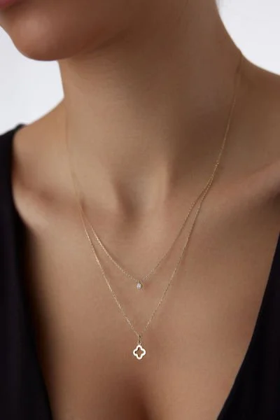 Üç Kuşağın Zarafeti: ADOR ve Göz Alıcı Taşlı Kolye Koleksiyonu